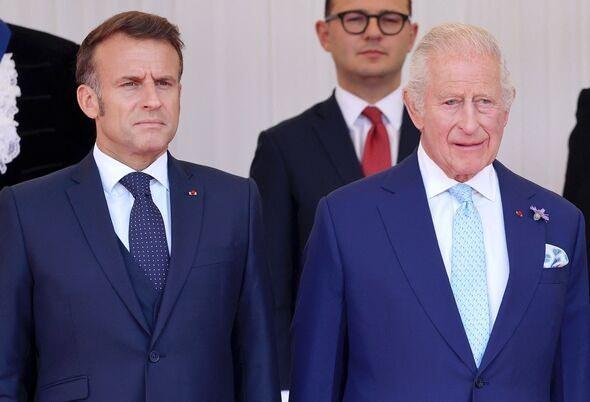<p><span style="color:#000000"><strong>Görkemli bir karşılamayla İngiltere'ye adım atan Cumhurbaşkanı Macron, Kral Charles ile birlikte kraliyet at arabasıyla Windsor sokaklarında tören geçidi yaptı. Kraliçe Camilla ve Brigitte Macron da başka bir at arabasında yer aldı.</strong></span></p>