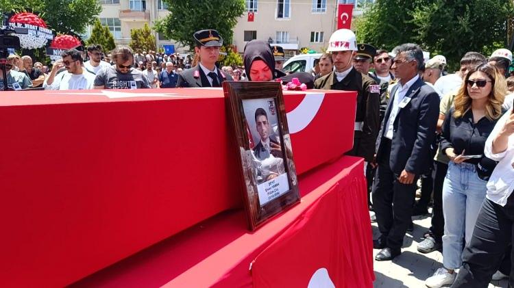 <p>Törene; ailesi, Adalet Bakanı Yılmaz Tunç, Vali Cahit Çelik, Milli Savunma Bakan Yardımcısı Alpaslan Kavaklıoğlu, AK Parti Milletvekili Prof. Dr. Cevahir Uzkurt, MHP Milletvekili Cumali İnce, Belediye Başkanı Emrah Özdemir, kent protokolü ve çok sayıda vatandaş katıldı.</p>