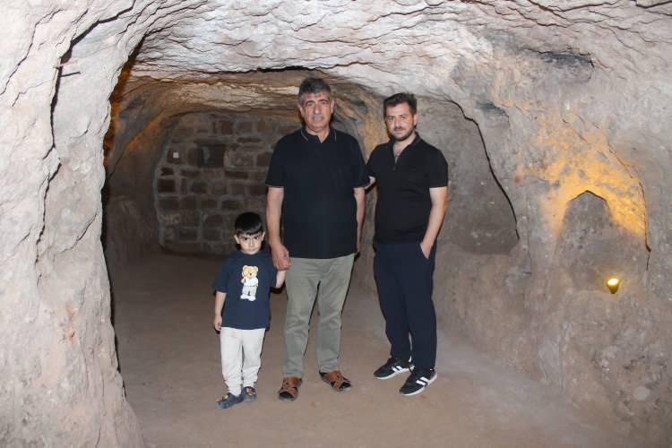 <p><span style="color:rgb(178, 34, 34)">"BURADA YAŞAYAN VATANDAŞLAR İÇİN SIRADAN GÖRÜNTÜLER OLMASINA KARŞIN, DÜNYADA OLDUKÇA İLGİ ÇEKİCİ"</span></p>
<p>UNESCO Dünya Mirası Geçici Listesi'nde bulunan Koramaz Vadisi'nde birçok oyma yapıların bulunduğunu aktaran Çevre ve Kültür Değerlerini Koruma ve Tanıtım Vakfı (ÇEKÜL) Kayseri İl Temsilcisi Prof. Dr. Osman Özsoy; "Bulunduğu topluma uygun bir belki cemaatinin olduğunu, kendi evinin altında, hatta aynı köyde yan yana, hatta karşı karşıya 3 tane, 5 tane, 10 tane; bunun çok örneği var. Koramaz Vadisi'nde kaya oyma dini yapıların olduğunu görüyoruz. Dolayısıyla tarihleme noktasında 2000 yıl gibi kabaca söylemek mümkün olabilir. Bununla beraber bazı freskolar var. Bu resimlerin üzerinden de tarihleme mümkün, çünkü sanat tarihçileri özellikle bu resimlerdeki sanat anlayışı, kullanılan teknik, anlatılan ifadeler veya hikaye, kullanılan malzemenin kök boyasının kaynağı, aynı sanatçının yapıp yapmaması, imzası, tarihleme noktasında bölgemizde hemen hemen milattan sonra bu freskolara ait 1000. yıla ait kaya oyma dini yapıların tarihlemesini bize aşağı yukarı artı eksi bir yıl hata ile veriyor. Mesela Paris Üniversitesi'nden Prof. Katrin hoca bu noktada uzman, ara ara da bölgeyi ziyaret ediyor. Böyle bir tarihlendirmeyi çok rahatlıkla verebiliyorlar. Ama bunlar da zaman içerisinde fonksiyon değiştirmiş olabilirler; daha önceki fonksiyonları vs. bunlara dönük bu çalışmalar taş üstünden, acaba zaman içerisinde veya mekan üstünden, buradaki organizmalar üstünden veya iz üstünden. Eğer burada bir ateş yakılmış ise ateşin kaynağı ne kadar uzun zamandır tavanda kaldığı üstünden veya bulunan seramik parçasının tarihlemesi üzerinden daha nitelikli, daha hassas bir tarihlemenin yapılacağını umutla bekliyoruz" şeklinde konuştu.</p>