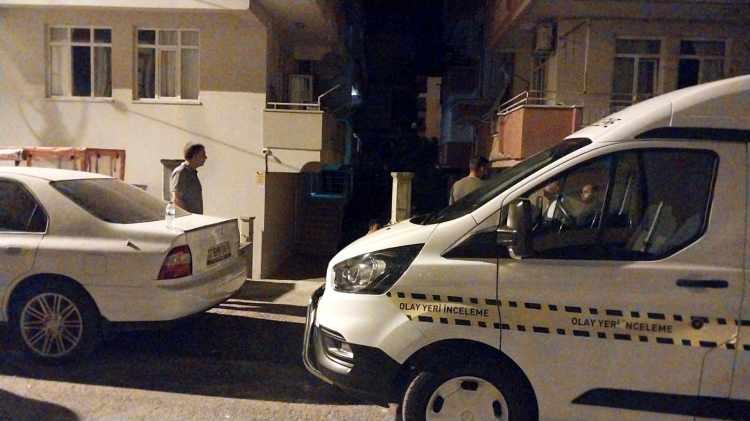 <p>İhbar üzerine adrese sağlık ve polis ekibi sevk edildi. Sağlık ekibinin kontrolünde, Nazife Ateş'in hayatını kaybettiğini belirlendi. Gözaltına alınan Mehmet Ateş polis merkezine götürüldü. </p>