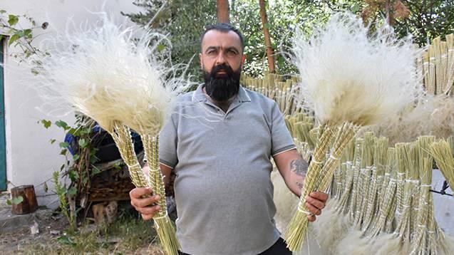 <p><span style="color:#A52A2A"><strong>"BUNLAR SÜS BİTKİSİ"</strong></span></p>
<p>İlçede uzun yıllar pampas ticareti yapan İbrahim Deliktaş, pampas toplamanın zor ve zahmetli olduğunu belirterek, <strong>"Bunlar süs bitkisi. Bunları araziden topluyoruz, demet haline getirip, sarıp bağlıyoruz. Tüyleri çıkmasın diye bağlıyoruz. Çiçekçilere veriyoruz."</strong> şeklinde konuştu. </p>