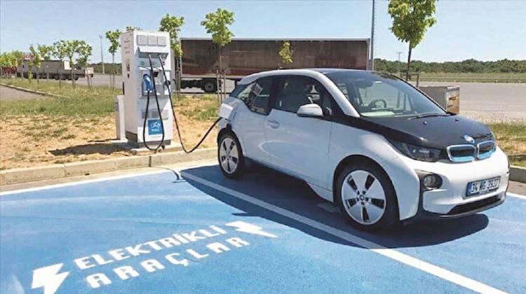 <p>En çok satan elektrikli otomobillerin başında Tesla Model Y gelirken, yerli üretici Togg T10X ikinci sırada yer aldı. Çinli BYD markası ise farklı modelleriyle listede üç sırada birden yer alarak pazardaki etkisini artırdı.</p>
