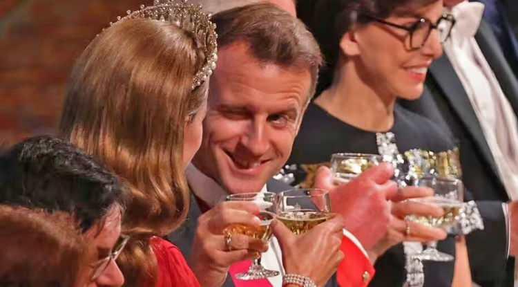 <p><em>Macron'un Prenses Kate'e göz kırptığı görüntü</em></p>