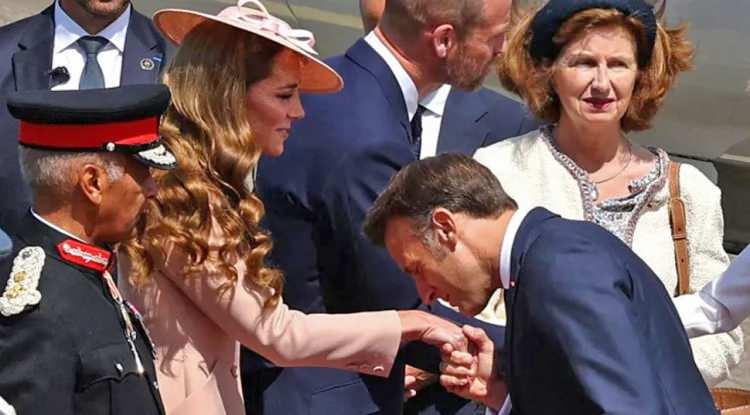 <p><span style="color:#800080"><strong>PRENSESİN ELİNİ ÖPTÜ</strong></span></p>

<p>Karşılama sırasında Macron, Prenses Kate'in elini öperek selamladı.</p>
