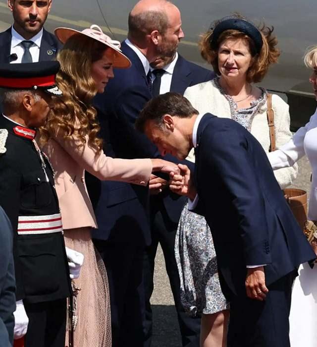<p>İngiltere'de kadim bir gelenek olan el öpme, modern protokolde rastlanan bir olgu değil.</p>