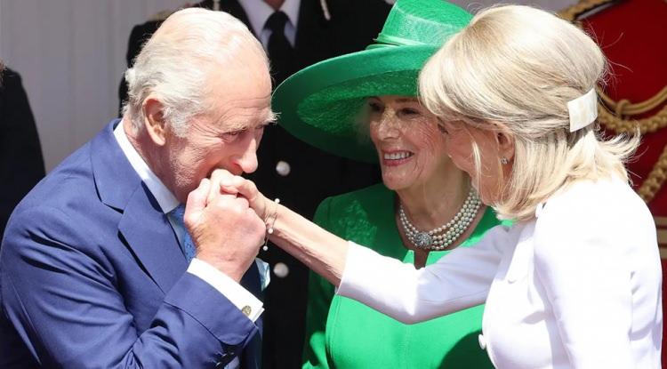 <p>Daha önce Kral Charles, Cumhurbaşkanı Macron'un eşi Brigitte'yi el öpme selamıyla karşılamıştı.</p>