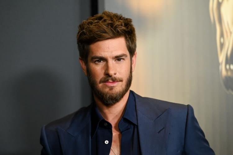 <p><strong><span style="color:#B22222">ANDREW GARFIELD</span> | AGNOSTİK (</strong>Yahudiydi)</p>
<p> </p>
<p>Andrew Garfield genellikle agnostik olarak tanımlanıyor. </p>
<p> </p>
<p><strong>Agnostik: </strong>Agnostisizm, tanrı veya tanrısal varlıkların varlığının veya yokluğunun bilinemez olduğunu savunan bir felsefi görüştür</p>