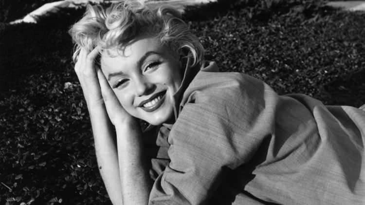 <p><strong><span style="color:#B22222">MARILYN MONROE</span>  |  YAHUDİ</strong>  (Hristiyandı)</p>

<p> </p>

<p>Hristiyan olarak yetiştirildi ancak 1956'da oyun yazarı Arthur Miller ile evlendikten sonra Yahudiliğe geçti</p>
