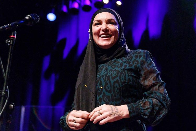 <p><strong><span style="color:#B22222">SINEAD O'CONNOR </span> | İSLAM (Hristiyandı)</strong></p>
<p> </p>
<p><strong>Dünyaca ünlü rock yıldızıydı</strong></p>
<p> </p>
<p>2018 yılında Katolik Hristiyanlığı bırakarak İslamiyet’i kabul etti ve bundan sonra "Şüheda Davitt" adını kullanmaya başladı.</p>