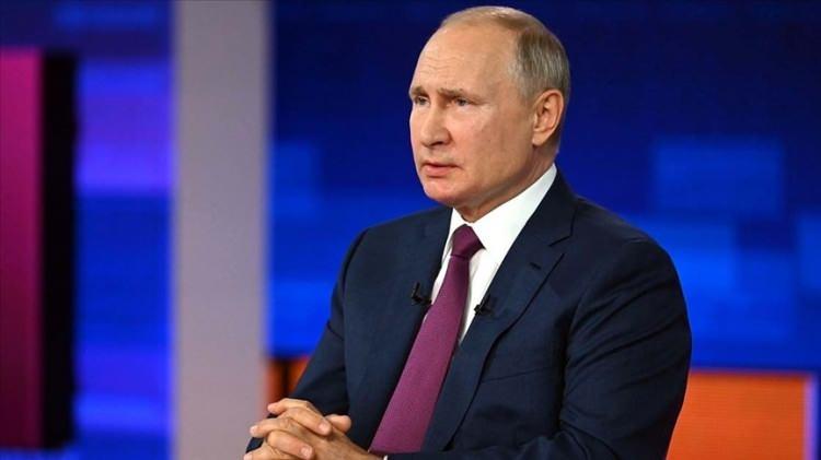 <p>Vladimir Putin'in güçlü liderliği, askeri gücü, enerji kaynakları üzerindeki hakimiyeti, jeopolitik stratejileri, iç politikada otoriter yönetim tarzı ve diplomatik yetenekleri ile şekilleniyor.</p>
<p> </p>
<p><strong>Putin, Rusya'yı küresel güçler arasında tutmayı başarmış ve dünya politikasında önemli bir aktör olarak yerini sağlamlaştırmıştır. Bu nedenle, küresel sıralamalarda yüksek sıralarda yer almayı hak ediyor.</strong></p>