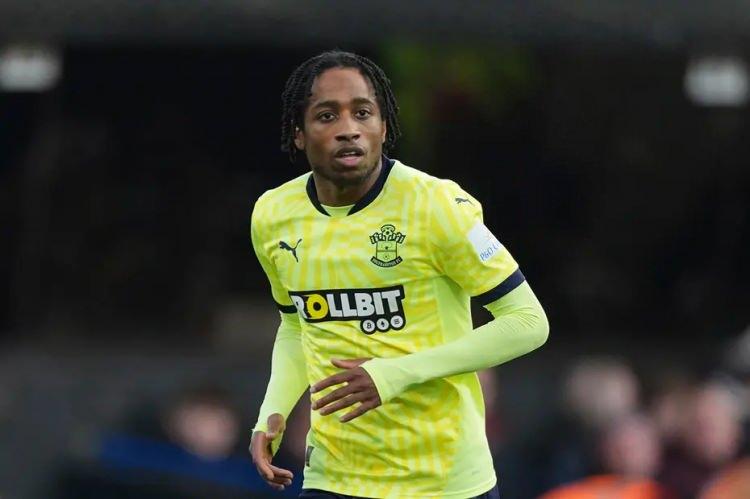 <p>Fenerbahçe, Kyle Walker Peters'a 2.4 milyon euro yıllık ücret ve imza parası önerdi.<br />
<br />
Tottenham ve Beşiktaş bu seviyeye çıkmış değil.<br />
<br />
Peters 4 milyon euro imza parası ve 3 milyon euro maaş istiyor.<br />
<br />
(AKŞAM)</p>