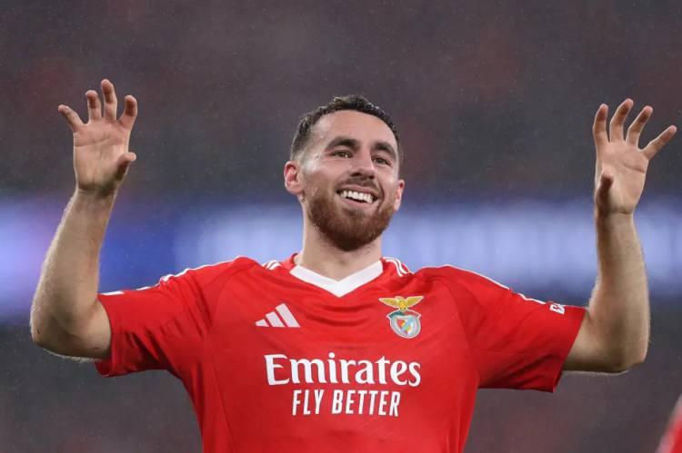 <p>Orkun Kökçü, Beşiktaş dışında gelen tüm teklifleri geri çevirdi.<br />
<br />
Orkun Benfica'ya siyah beyazlıların teklifini kabul etmesi için baskı yapıyor.<br />
<br />
Görüşmeler olumlu şekilde devam ediyor.<br />
<br />
(AKŞAM)</p>