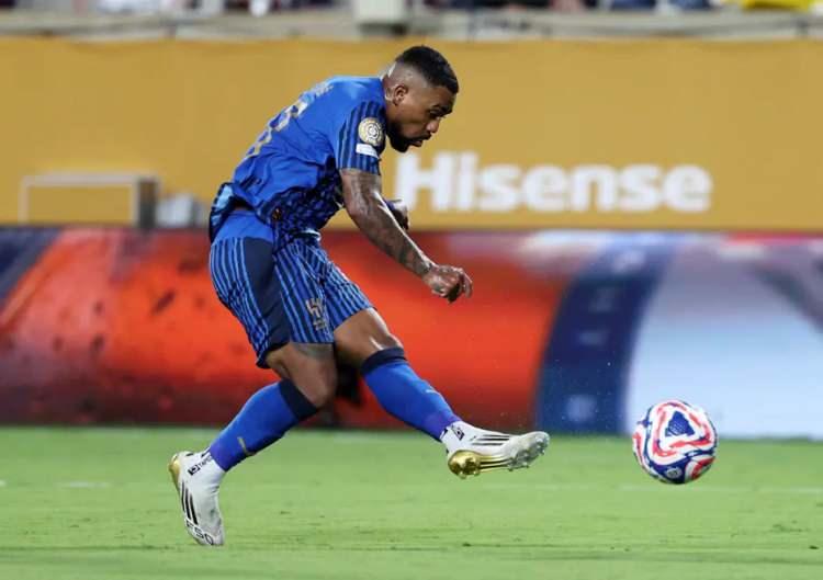 <p>Fenerbahçe, Malcom'un Al Hilal ile olan sözleşmesini feshetmesini bekliyor.<br />
<br />
Sambacı'nın maaş beklentisi 11 milyon euro.<br />
<br />
Yönetim bonservis bedeli ödemeyeceği için 28 yaşındaki yıldızın bu talebine yakın bir rakamı önermeye hazır.<br />
<br />
(FANATİK)</p>