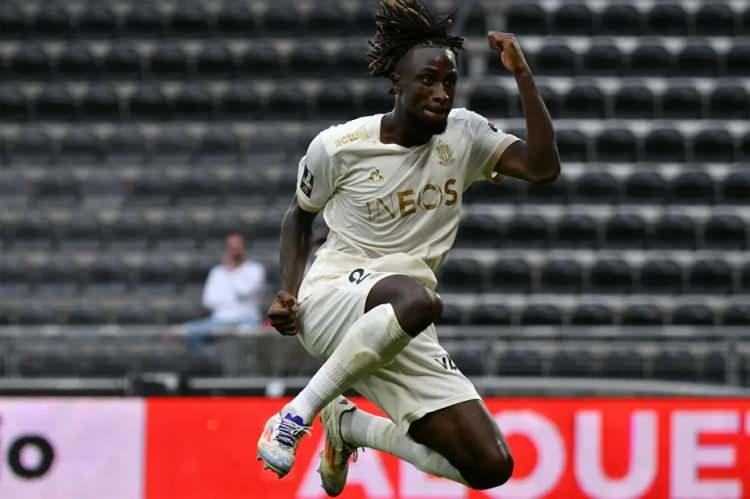 <p>Fenerbahçe, Evann Guessand için 25 milyon euroyu gözden çıkarmıştı.<br />
<br />
Guessand'ın menajeri de geçtiğimiz günlerde görüşme yapmak için İstanbul'a gelmişti.<br />
<br />
Nice, başka talipleri de olan 24 yaşındaki hücum oyuncusu için 30 milyon euro istediğini Fenerbahçe'ye iletti.<br />
<br />
(FANATİK)</p>