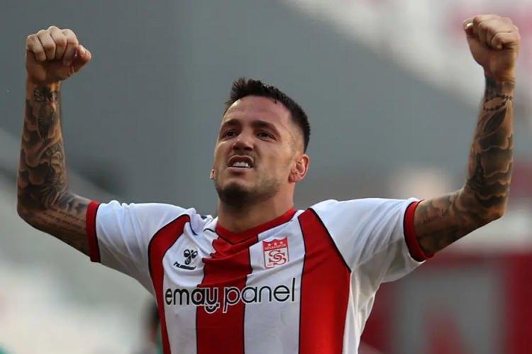 <p>Samsunspor, Sivasspor'un yıldızı Rey Manaj'ı transfer gündemine aldı.<br />
<br />
Beşiktaş ve Trabzonspor'un da ilgilendiği oyuncu için en somut adımı Samsunspor attı.<br />
<br />
Hücum hattını güçlendirmek isteyen kulüp, 28 yaşındaki Arnavut golcüyle temas kurmaya hazırlanıyor.<br />
<br />
(FANATİK)</p>