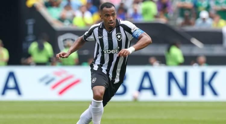 <p>Transferde hızını arttıran Fenerbahçe, defans hattı için harekete geçti.<br />
<br />
Sarı-lacivertliler, Botafago forması giyen Cuiabano için Brezilya ekibiyle temaslara başladı.<br />
<br />
(SABAH)</p>