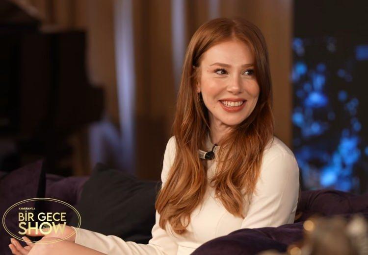 <p><span style="color:#800000"><strong>ESKİ PARTNERİ HAKKINDA KONUŞTU</strong></span></p>
<p><span style="color:#000000">Ünlü oyuncu Elçin Sangu YouTube'da yayınlanan 'Kamuran'la Bir Gece Show' programına konuk oldu. </span></p>