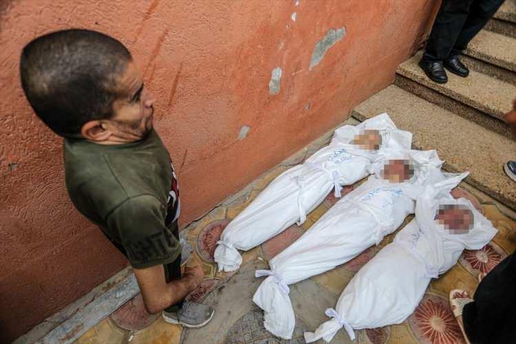 <p>Saldırıda engelli baba Cadallah'ın eşi Asya Cadallah, oğulları Yahya, Musa ve İbrahim yaşamını yitirdi, 20'den fazla kişi de yaralandı.</p>
<p> </p>