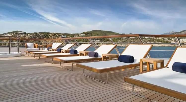 <p>Teknede yedi kabin, panoramik okyanus manzaralı iki katlı ana süit, çok sayıda havuz, tam donanımlı spor salonu, sağlıklı yaşam merkezi, salon, sinema salonları (hem iç hem de dış mekan) ve jakuzili özel teras bulunuyor.</p>