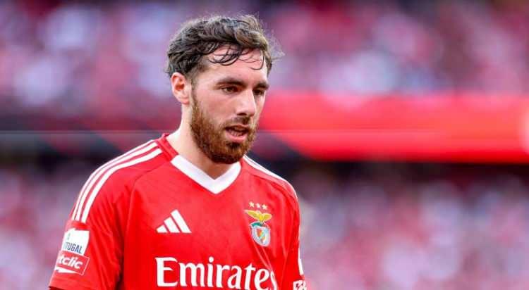 <p>Beşiktaş, Orkun Kökçü için Benfica'ya 25 milyon euro ve sonraki satıştan yüzde 15 pay önermişti.<br />
<br />
Teklifin reddedilmesi üzerine Kara Kartal, 30 milyon euro teklif edip, sonraki satıştan payı kaldırdı.<br />
<br />
Şimdi ise Portekiz ekibinin vereceği yanıt bekleniyor.<br />
<br />
(FANATİK)</p>