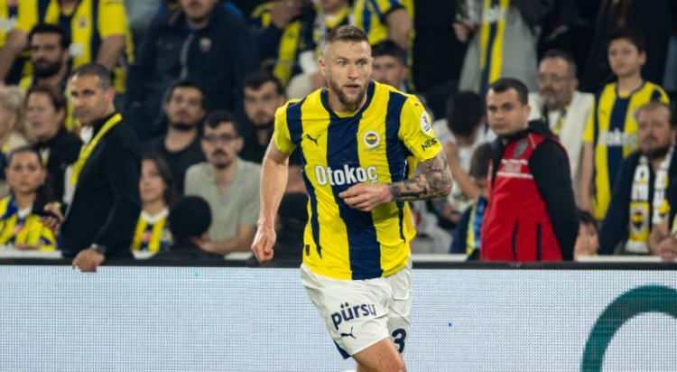 <p>Fenerbahçe Sportif Direktörü Devin Özek, her konuda anlaşma sağlanan Milan Skriniar transferine son noktayı koymak için dün İtalya'ya gitti.<br />
<br />
Özek burada başarılı stoperin menajeri Sistici ile bir araya gelecek.<br />
<br />
(FANATİK)</p>