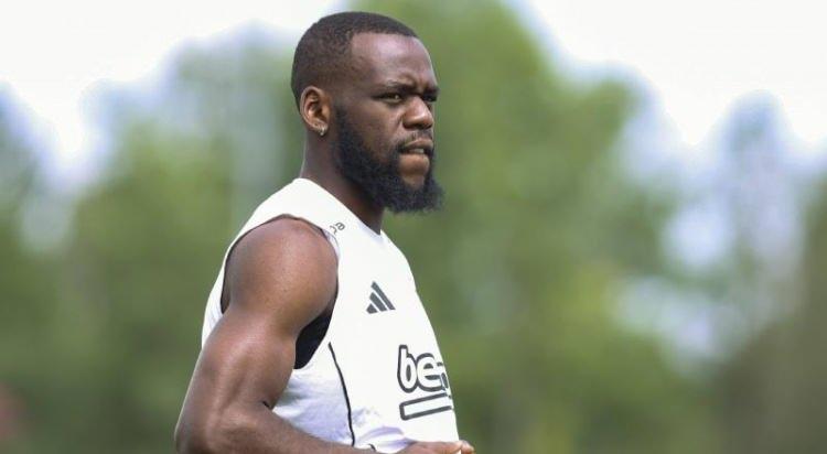 <p>Beşiktaş'ta kadroda düşünülmeyen Jean Onana'yı Genoa kadrosuna katmak istiyor.<br />
<br />
Siyah beyazlı yönetimin Onana için gelecek teklifi kabul etmesi bekleniyor.<br />
<br />
(FOTOMAÇ)</p>