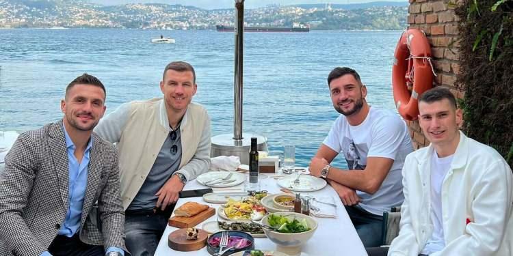 <p>Fenerbahçe'de 'Balkan' çetesi olarak adlandrılan isimlerden Dzeko, Tadic, Kostic gibi isimlerin takımdan ayrılması Hırvat kaleci Dominik Livakovic'i de harekete geçirdi.</p>