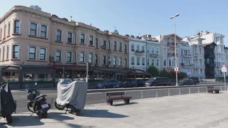 <p>Kültür ve Turizm Bakanlığı, Beşiktaş'ta Bebek, Arnavutköy, Kuruçeşme ve Ortaköy mahallelerinde, Bebek Camii'nden başlayarak 15 Temmuz Şehitler Köprüsü yönüne uzanan kıyı boyunca bazı yapıların denize doğru izinsiz biçimde genişletildiği, kat ilaveleri yapıldığı ve cephe yenilemeleri gerçekleştirildiği yönünde Koruma Bölge Kurulu Müdürlüğü'ne gelen ihbarlar üzerine inceleme başlattı.</p>
