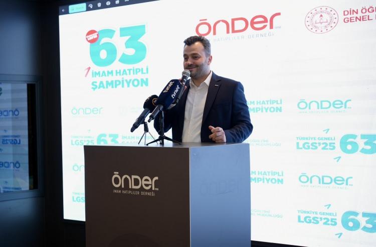 <p><strong>İMAMHATİPREHBERİ.COM AÇILDI</strong></p>
<p>Bugün sizlere başka bir haber daha vermek istiyorum. Bizlere LGS sonuçlarının açıklamasının ardından her gün onlarca soru geliyor, biz bu soruları cevaplandırıyoruz. Öğretmenlerimizin telefonları da her zaman açık ve size destek vermeye her zaman hazırlar. Bunun yanında burada ilk kez tanıtımını yaptığımız yapay zekâ destekli “imamhatiprehberi.com” sizleri yönlendirecek, tercihlerinize destek olacak inşallah. Tercih botuna sorularınızı yönlendirdiğinizde cevaplarınızı alacak, hızlı bir şekilde kararlarınızı verebileceksiniz. Çalışma, tüm gençlerimiz ve camiamız için hayırlı olsun.</p>
<p><strong>BİR ADIM SONRASINI PLANLAYIN</strong></p>
<p>İstanbul İl Milli Eğitim Müdür Yardımcısı ve ÖNDER Genel Başkan Yardımcısı Ahmet Yapıcı ise “Buradaki manzara bir başarının sonucunu gösteriyor. Bireysel başarılar çok önemli ancak bunun yanında rehberlik çalışmaları ve birebir sürdürülen çalışmalar var. Bu başarıların arkasındaki çabayı görmek lazım” dedi. Bu başarıların gündem olmasının ayrı bir anlamı daha olduğunu belirten Yapıcı, “Bizim okullarımız çok başarılı öğrenciler mezun ettiler. İnsan biraz da teneffüs ettiği ortamın, yanında bulunduğu insanların bir parçasıdır. Okul iklimi ve arkadaş kitlesini okul tercihi yaparken iyi düşünün, reklama ve algıya kapılmaya gerek yok. Şimdiden bir adım sonrasını planlayıp bu virajı dikkatle dönmenizi tavsiye ediyorum” diye konuştu.</p>