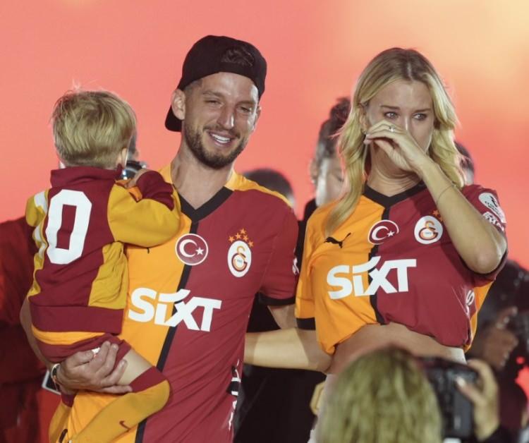 <p><span style="color:#000000"><strong>Belçika'da düzenlenen Rock Werchter festivaline katılan Kerkhofs, arkadaşlarıyla konserin tadını çıkardı.</strong></span></p>