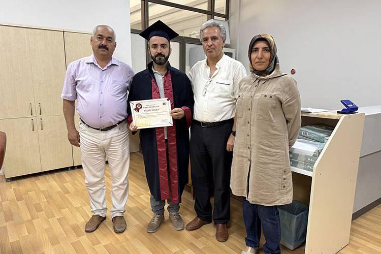 <p><span style="color:#800000"><strong>Daha önce mühendislik ve hukuk fakültelerini bitiren 45 yaşındaki Mehmet Ekinoğlu, son olarak tıp fakültesini de bitirerek doktor oldu.</strong></span></p>
