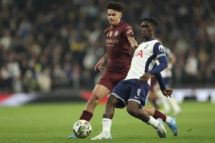 <p>Fenerbahçe, Tottenham'dan Yves Bissouma'yı kadrosuna katmak istiyor.<br />
<br />
Sarı-lacivertliler transfer için bir temsilci görevlendirirken deneyimli orta saha ile Juventus da ilgileniyor.<br />
<br />
(MİLLİYET)</p>