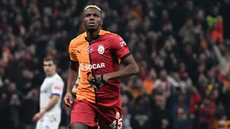 <p>Galatasaray ile Napoli arasındaki transfer görüşmeleri devam ediyor.<br />
<br />
Napoli, banka teminatlı 70 milyon euro ve 5 taksitli ödeme planını kabul etmedi.<br />
<br />
Sarı-kırmızılılar 40 milyon euro peşin, 35 milyon euroyu da iki taksitle ödeme teklifini sudu. Napoli'nin kararı bekleniyor.<br />
<br />
(MİLLİYET)</p>