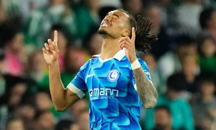 <p>Fenerbahçe'de sol bek transferi için gündemdeki isimlerden Archie Brown, resmi işlemler için İstanbul'a geldi.<br />
</p>