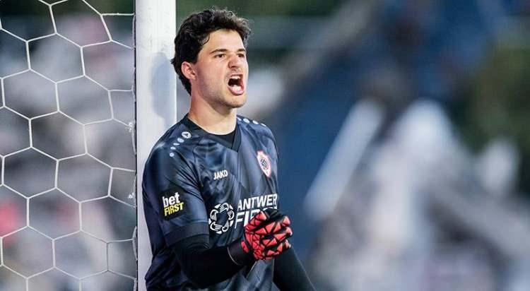 <p>Kaleci takviyesi için listesinde birçok isim bulunan Galatasaray, son olarak Antwerp'in alesini koruyan Senne Lammens'e kanca attı.<br />
<br />
(AKŞAM)</p>
