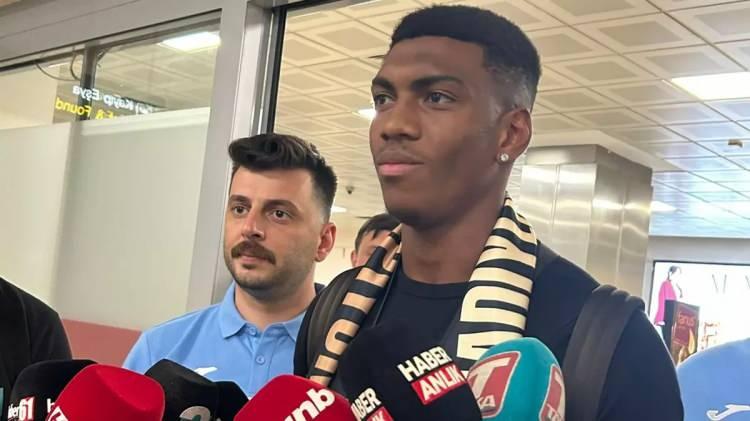 <p>Trabzonspor'un transfer görüşmelerine başladığı Felipe Augusto, Trabzon Havalimanı'na geldi.<br />
<br />
Brezilyalı oyuncu, sağlık kontrollerinin ardından sözleşme imzalayacak.</p>