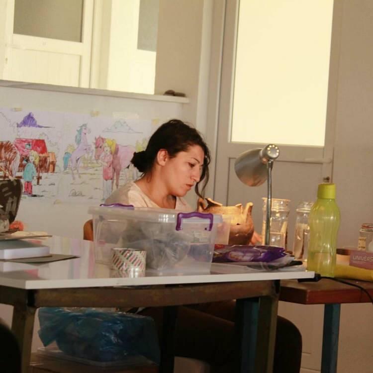 <p><span style="color:rgb(33, 37, 41)">Olay, 30 Ekim 2024 saat 02.30 sıralarında Hamidiye Mahallesi Aziz Nesin Caddesi'ndeki apartmanda meydana geldi. Restoratör Tuğba Yavaş, apartmanda, oturduğu 5'inci kattaki dairenin balkonundan park halindeki motosikletin üzerine düştü.</span></p>