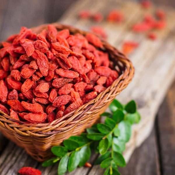 <p><span style="color:#FF0000"><strong>GOJİ MEYVELERİ</strong></span></p>
<p><span style="color:#000000"><strong>Kurt üzümü olarak da bilinen Asya'ya özgü bir besin olan Goji meyveleri, bitki çayları ve meyve sularında kullanmaktadır. Ancak bu meyvenin diğer eriklerden hiçbir farkı olmadığı düşünülmektedir.</strong></span></p>