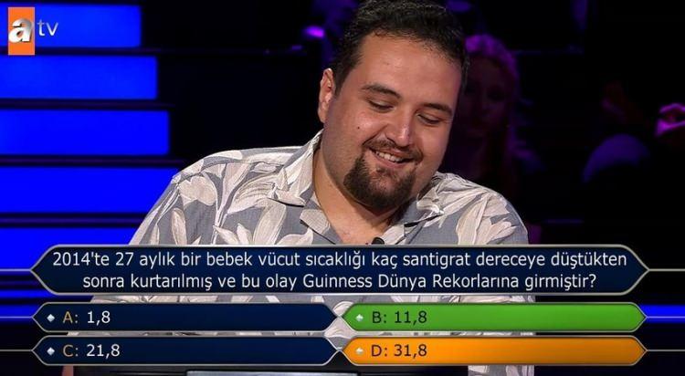<p><span style="color:#000000"><strong>Yanıt verseydi D seçeneğinde karar kılacağını söyleyen yarışmacı doğru yanıtın B Şıkkı olduğunu görünce derin bir nefes aldı.</strong></span></p>