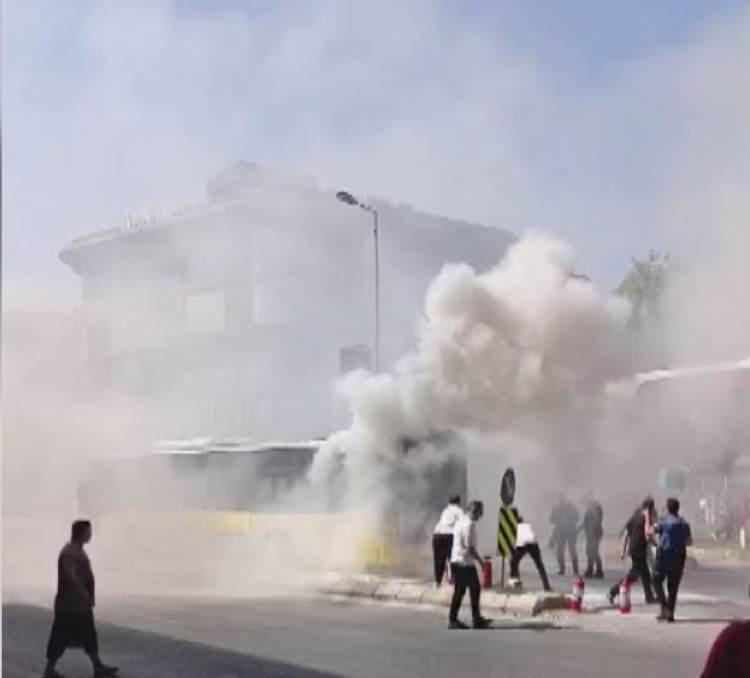 <p>Yangın nedeniyle otobüste hasar oluştu. Polis yangınla ilgili çalışma başlattı.</p>