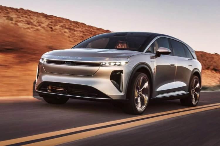 <p>Sabancı'nın plug-in hibrit otomobili ile kırdığı rekorda elde ettiği yakıt tüketimi ise 0.75 litre / 100km olarak kayıtlara geçti.</p>
<p><strong>TEK ŞARJ İLE 9 ÜLKE GEZDİ</strong></p>
<p>Ümit Sabancı'nın kırdığı bir diğer rekor ise bir elektrikli araç ile en çok ziyaret edilen ülke sayısı oldu. Sabancı, Haziran 2024'te kırdığı bu rekor kapsamında tek şarj ile 9 ülke birden geçerek bu rekorun sahibi oldu.</p>