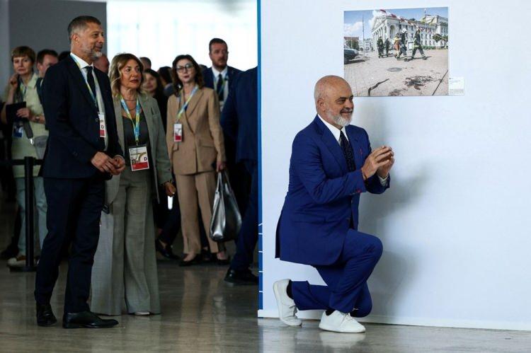 <p>Arnavutluk Başbakanı Edi Rama, Roma’da Ukrayna için düzenlenen zirveye damga vurdu. Rama, İtalya Başbakanı Meloni’yi bir kez daha diz çökerek selamladı.</p>
<p> </p>