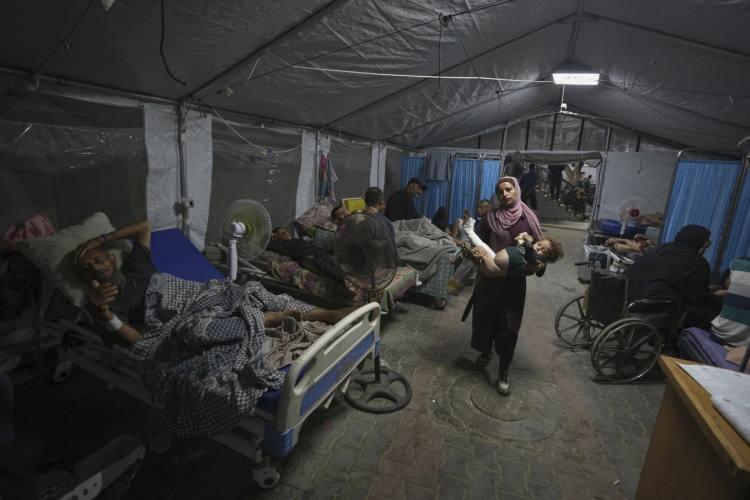 <p>Filistin halkı, enkazın ve moloz yığınlarının yanında ölülerinin cesetlerini ve yaralarının iyileştirilmesini beklerken, hastanenin bahçesinde kurulan hasta çadırında onlarca hasta çocuk tedavi sırasında.</p>