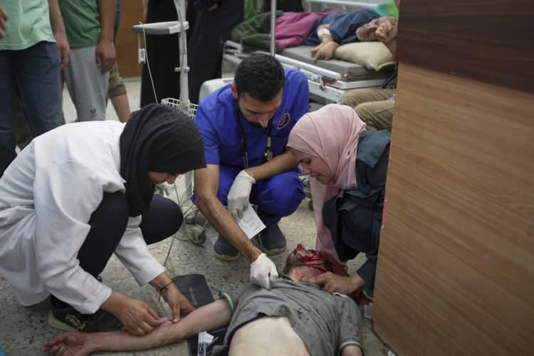 <p>Şifa Hastanesi’nin koridorları İsrail’in sivillere yönelik düzenlediği hava saldırılarında yaralanan yaralılar ve öldürülen masum Filistinlilerin bedenleriyle dolu.</p>