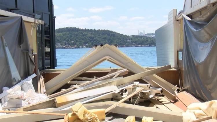 <p>Ekipler, iki katlı pastanenin mevzuata uymayan alanlarının yıkımı ve sökümüne başladı.</p>