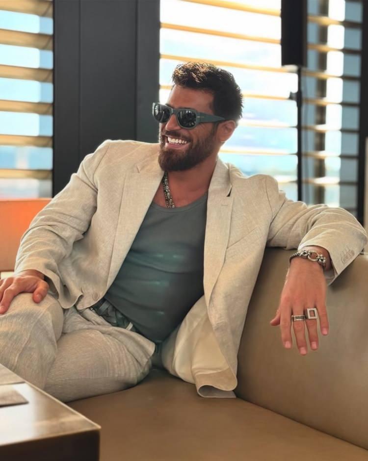 <p><span style="color:#800000">Can Yaman geçtiğimiz yıllarda yaptığı bir açıklama nedeniyle Türkiye'deki hayranlarından tepki görmüştü. Bir süredir İtalya'da yaşamını sürdüren Yaman Türkiye'ye döndü. </span></p>