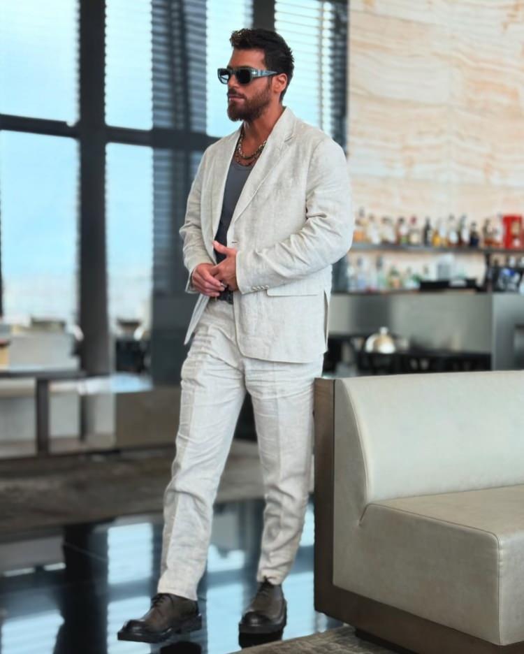 <p><span style="color:#800000"><strong>İTALYA'DA DA TEPKİ ÇEKTİ</strong></span></p>
<p><span style="color:#000000">Bir süredir İtalya'da yaşamını sürdüren ve işlerine orada devam eden ünlü oyuncu, geçtiğimiz günlerde yeni kız arkadaşı ile kameralara poz vermişti.</span></p>