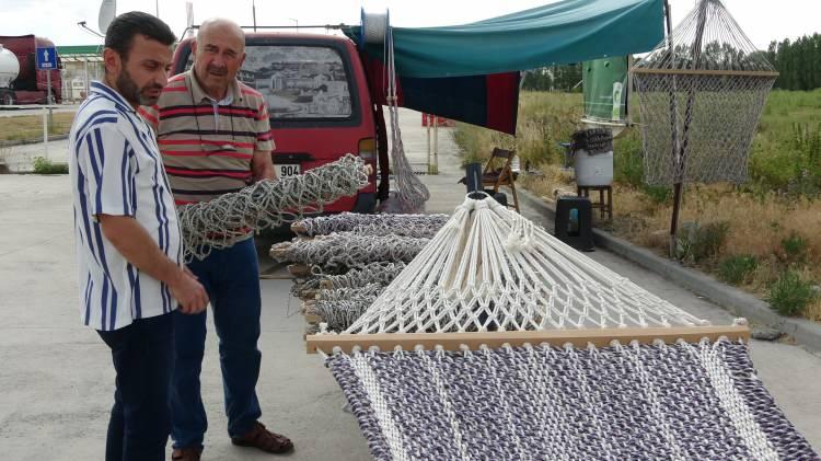 <p>Naylon iplerle yapılan ve piyasada ucuz fiyatlara satılan ürünlerin aksine, el emeğiyle ördüğü hamakların yıllarca dayanıklı olduğunu vurgulayan Kaptan, <strong>"İş olsa da olmasa da ben buradayım. Sağlam hamağın sırrı ipinde değil, sağlam örgüsündedir. Hamaklarım 8-10 yıl dayanır, hatta evladiyelik."</strong> diye konuştu. </p>