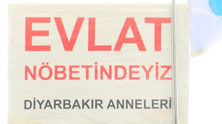 <p><strong><span style="color:rgb(178, 34, 34)">‘CANSIZ FOTOĞRAFLARA DEĞİL, ÇOCUKLARIMIZA SARILMAK İSTİYORUZ’</span></strong></p>
<p>1 Haziran 2015’te 16 yaşındayken kaçırılan oğlu Ramazan için evlat nöbetine katılan Mevlüde Üçdağ, <strong>“Umudumuz var. Silahların bırakılması, çocuklarımızın bırakılması demektir. Burada çocuklarımızı dört gözle bekliyoruz. Bu cansız fotoğraflara değil, çocuklarımıza sarılmak istiyoruz. Çünkü biz burada 6 yıldır mücadele verdik. Zafer annelerin olacak ve biz de çocuklarımızı öpüp sarılacağız. Oradan gelen çocuklar hepimiz için umut oluyor” </strong>dedi.</p>