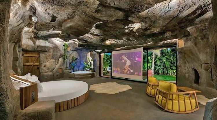 <p>6 farklı giyinme odası, havuz üstü bar, sauna, özel sinema alanı ve şömine var.</p>
